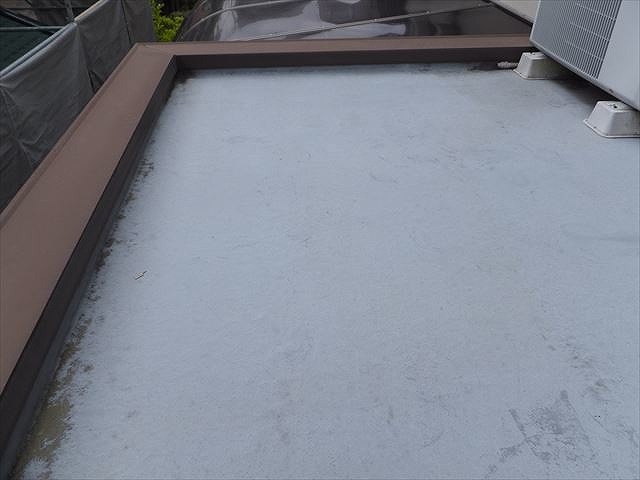 陸屋根部分の防水を確認